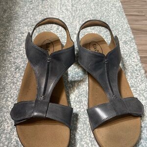 Taos Footwear Women's Dark Gray Leather T-Strap Sandals
